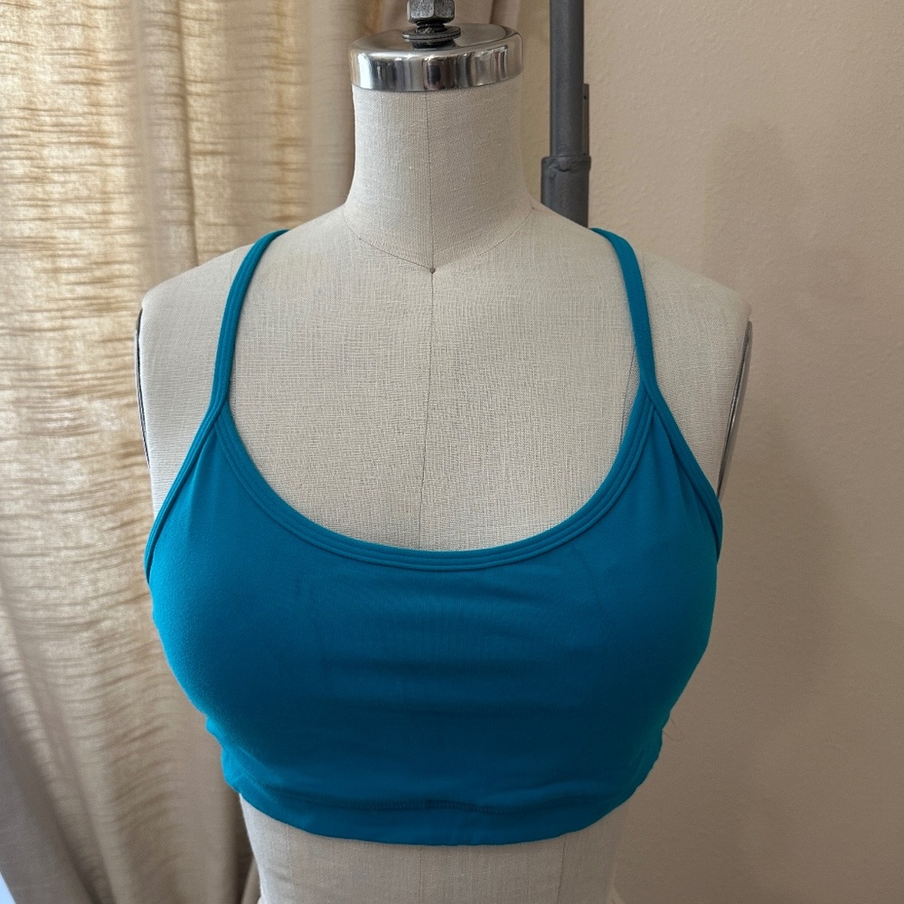 Lululemon Athletic Flow Racerback Scoopneck Sport bra with removable cups Size 6